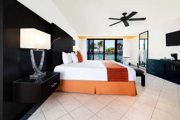 Beachfront Junior Suite at Grand Oasis Riviera 
